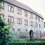 Nordostflügel von Außen mit Schlosstor (© Heimat- und Geschichtsverein Rammelburg e. V.)