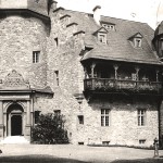 Der NW-Flügel des Schlosses mit Haupteingang (© Fotobestand v. Archiv des Landesamtes für Denkmalpflege und Archäologie Sachsen-Anhalt in Halle)