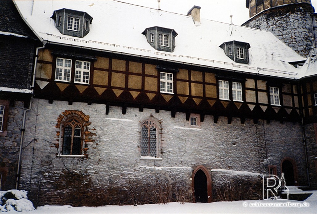 Südflügel mit Kapelle vom Innenhof aus